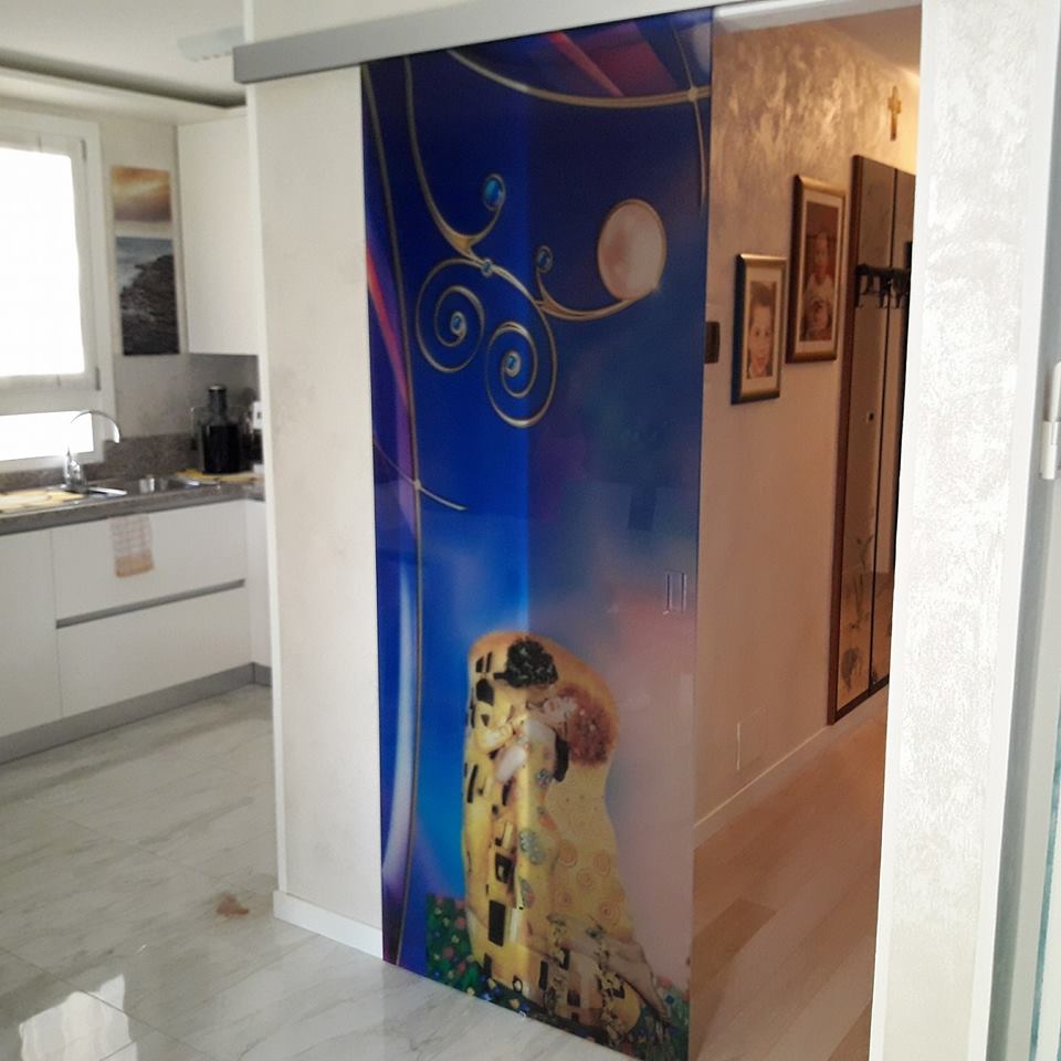 Art Bacio Perla realizzato su misura vetro accoppiato acidato divisorio zona notte porta tuttovetro porta scorrevole porta arzignano vetreria vicenza vetreria verona ristrutturazione casa vetro design serglas glasstyle e a scrigno doppie porta doppia eclisse porte in vristallo vetreria