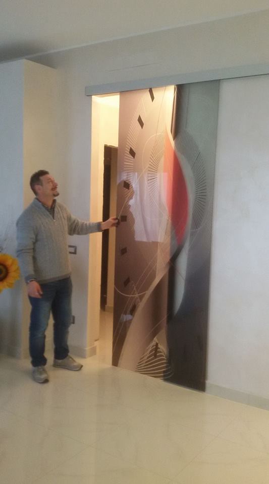 Lavoro terminato a COMO poprta tuttovetro Art astratto 7 spedizione in tutta Italia porta scorrevole porta arzignano vetreria vicenza vetreria verona ristrutturazione casa vetro design serglas glasstyle e a scrigno doppie porta doppia eclisse porte in vristallo vetreria