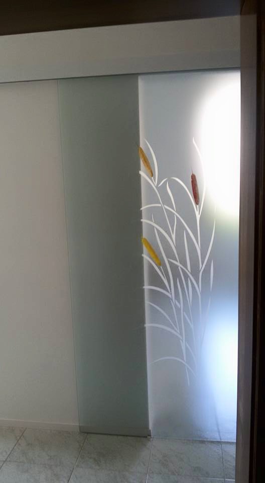 Porta scorrevole esterno muro veletta alluminio serglas con lavorazione sabbiato modello Pampano Variazione del disegno colorazione parti finali steli playcolor porte in vetro immagini stampa serglasstyle arredo arredare ristrutturazione vicenza bergamo verona rovigo reggio emilia porta a vetro scorrevole design immagine stampata vetreria verona vetreria vicenza vetreria arzignano vetreria padova scrigno eclisse porte tuttovetro