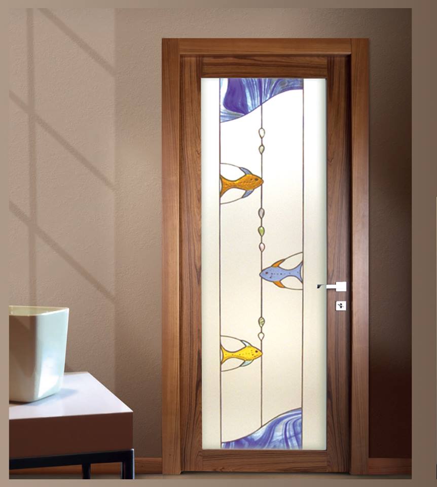 Vetrata tiffany con pesci fusi in vetro murrino realizzata per una porta in legno serglas glasstyle porte vetro vetreria veneziaPiume colorate vetrate per porta in legno TRIESTE con farfalle porta tuttovetro stratificata 5+5 acidataDonna rossa realizzata per una casa in PUGLIA spedizione in tutta Italia porta scorrevole porta arzignano vetreria vicenza vetreria verona ristrutturazione casa vetro design serglas glasstyle e a scrigno doppie porta doppia eclisse porte in vristallo vetreria