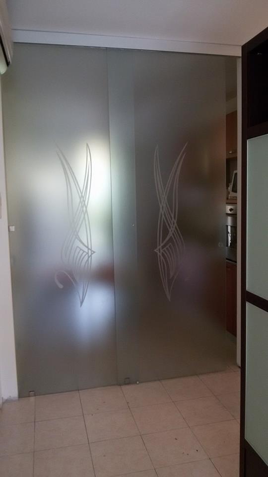 cristallo scorrevole tuttovetro acidato satinato con formelle disegni su misurafusi in vetro murrino realizzata per una porta in legno serglas glasstyle porte vetro vetreria veneziaPiume colorate vetrate per porta in legno TRIESTE con farfalle porta tuttovetro stratificata 5+5 acidataDonna rossa realizzata per una casa in PUGLIA spedizione in tutta Italia porta scorrevole porta arzignano vetreria vicenza vetreria verona ristrutturazione casa vetro design serglas glasstyle e a scrigno doppie porta doppia eclisse porte in vristallo vetreria