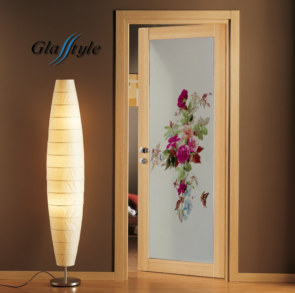 fiore e farfalla vetrate sabbiate per porta in legno reggio emilia serglas glasstyle porte vetro vetreria veneziaPiume colorate vetrate per porta in legno TRIESTE con farfalle porta tuttovetro stratificata 5+5 acidataDonna rossa realizzata per una casa in PUGLIA spedizione in tutta Italia porta scorrevole porta arzignano vetreria vicenza vetreria verona ristrutturazione casa vetro design serglas glasstyle e a scrigno doppie porta doppia eclisse porte in vristallo vetreria