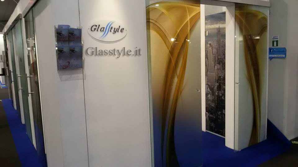 tuttovetro scorrevole esterna interna scrigno eclisse lavorata immagine vetro murrino realizzata per una porta in legno serglas glasstyle porte vetro vetreria veneziaPiume colorate vetrate per porta in legno TRIESTE con farfalle porta tuttovetro stratificata 5+5 acidataDonna rossa realizzata per una casa in PUGLIA spedizione in tutta Italia porta scorrevole porta arzignano vetreria vicenza vetreria verona ristrutturazione casa vetro design serglas glasstyle e a scrigno doppie porta doppia eclisse porte in vristallo vetreria